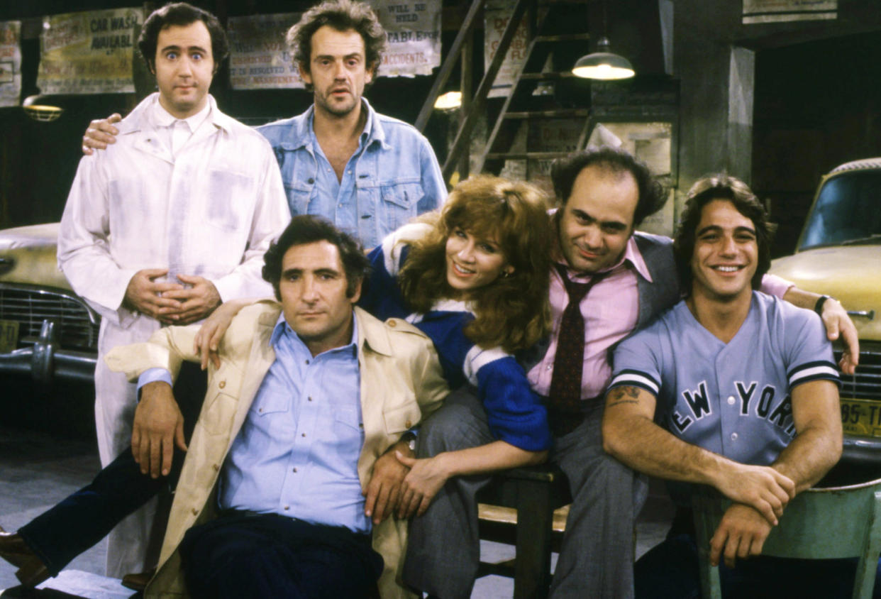 From left to right: Andy Kaufman, Lloyd, Judd Hirsch, Marilu Henner, Danny DeVito and Tona Danza in Taxi. (Photo: Courtesy Everett Collection)