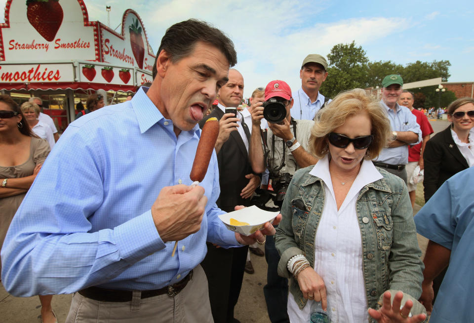 Rick Perry tries a vegetarian corndog.