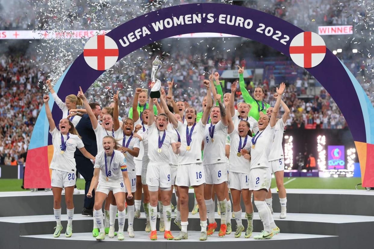 london, england july 31 leah williamson of england lifts the uefa womens euro 2022 trophy after their sides victory during the uefa womens euro 2022 final match between england and germany at wembley stadium on july 31, 2022 in london, england photo by shaun botterillgetty images