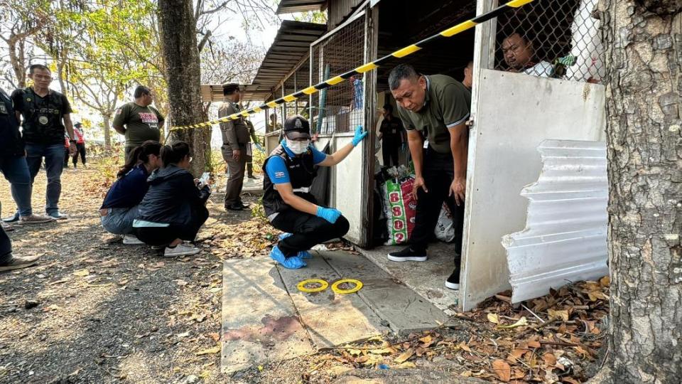 石男在泰國遭槍殺棄屍，全案正由泰國警方調查中。（圖／翻攝Facebook ข่าวสารเมืองปราการ v2）