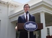 <p>Der Berater und Schwiegersohn von US-Präsident Trump, Jared Kushner, gibt im US-amerikanischen Washington ein Pressestatement ab. (Bild: Pablo Martinez Monsivais/AP/dpa) </p>