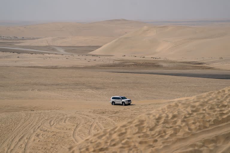 Las camionetas que trasladan a los turistas por el desierto