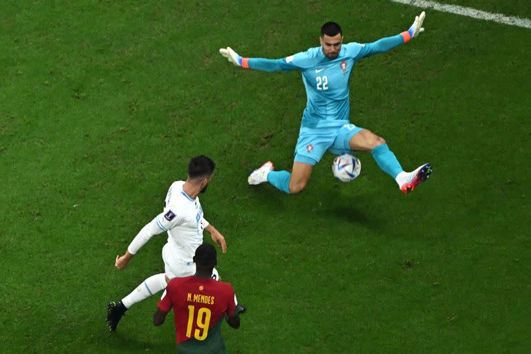 Tras un debut complicado, Diogo Costa se repuso con un gran rendimiento contra Uruguay en el segundo partido de la fase de grupos del Mundial de Qatar
