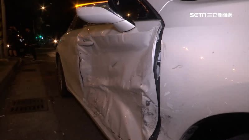 另一輛白色轎車車門被撞到凹陷變形。