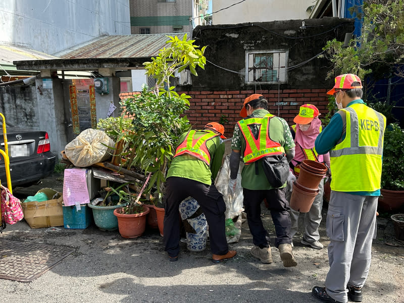 高雄市登革熱防治工作 高雄市登革熱防治近日引發健康安全爭議，市府衛生 局表示，20年來均秉持噴藥專業原則，從選用環境衛 生用藥、噴藥技術及機具都經過嚴謹評估，並強調落 實疫調採檢、孳生源清除及噴藥滅蚊三合一防治工作 是必要的緊急防治手段。 （高雄市政府衛生局提供） 中央社記者林巧璉傳真  112年10月13日