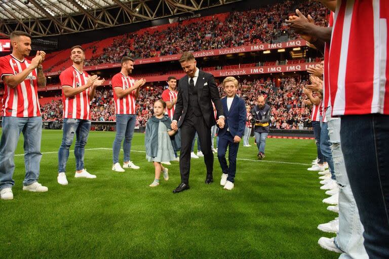 Iker Muniain, hace un mes, fue homenajeado en el San Mamés tras despedirse del Bilbao