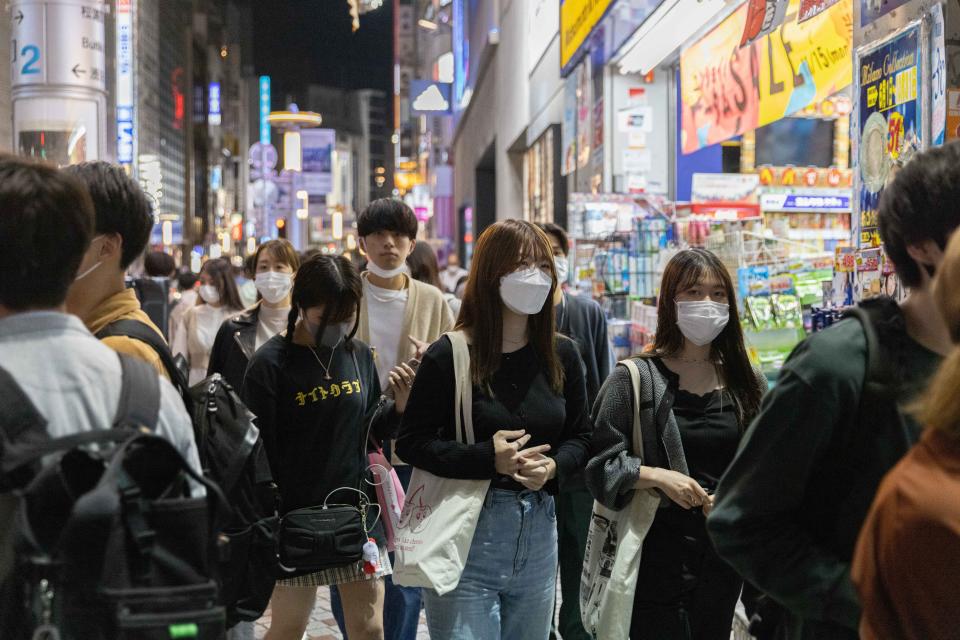 TOKYO, JAPAN - 2021/10/15: People wearing face masks walk along the busy streets of Shibuya district, Tokyo.
Nightlife inside Tokyo's entertainment district Shibuya is returning back to normal after the Coronavirus related State of Emergency was lifted in Tokyo. Restaurants and bars can be open at night and serve alcohol again. (Photo by Stanislav Kogiku/SOPA Images/LightRocket via Getty Images)