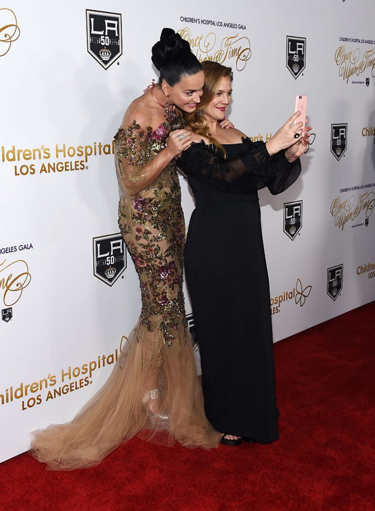 Drew Barrymore takes a selfie with Katy Perry. (Photo: Getty Images)