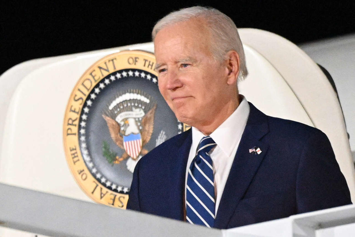 US President Joe Biden steps off Air Force One upon arrival at New Castle Airport in New Castle, Delaware on October 27, 2022. - Biden will be spending the weekend at his Wilmington residence. (Photo by MANDEL NGAN / AFP)