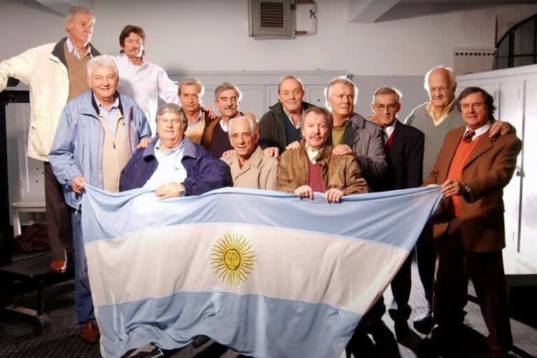 Guillermo Illia (el segundo desde la izquierda), uno de los caballeros de los Pumas de 1965; fue un líder del plantel a pesar de su poca participación en las canchas durante aquella gira inolvidable por Sudáfrica.