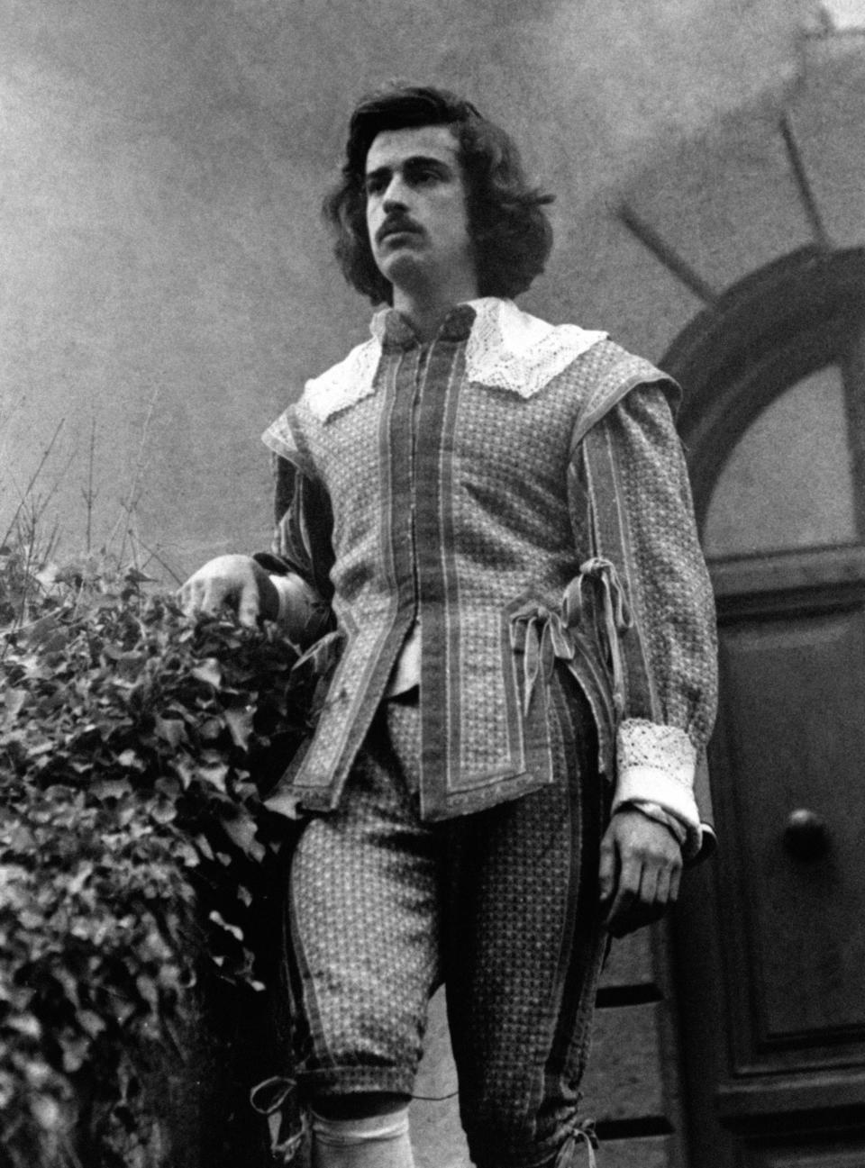 1974, Moretti interpreta Don Rodrigo in "Come Parli, Frate?" (Photo by Mondadori Portfolio by Getty Images).