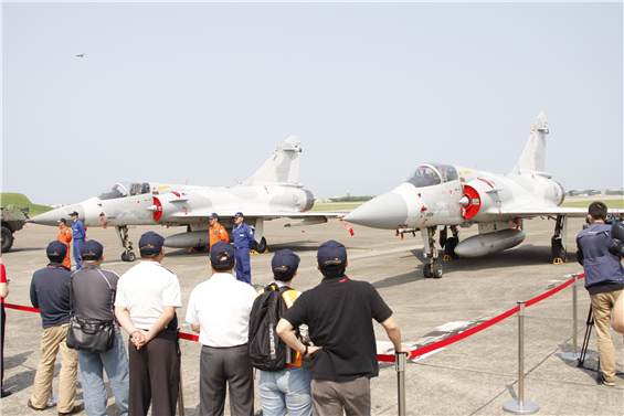 教育部臺北區28所大專校院100多位軍訓教官17日參訪空軍四九九聯隊，在大坪觀看飛行員以純熟飛行技術，靈活操控三角型機翼的幻象戰機。（軍聞社記者林宜慶攝）