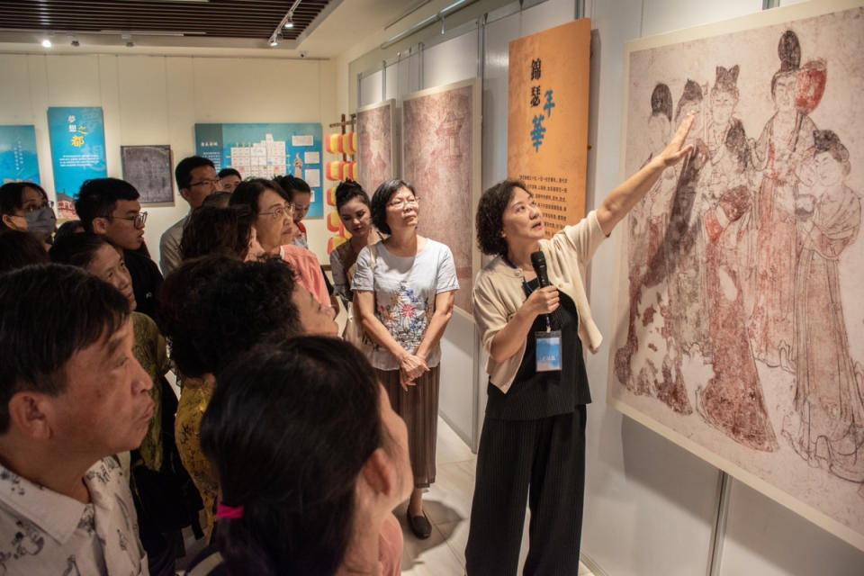 陝西歷史博物館藏品保管部王晶晶副研究館員為貴賓進行展場導覽（社團法人中華翰維文化推廣協會提供）