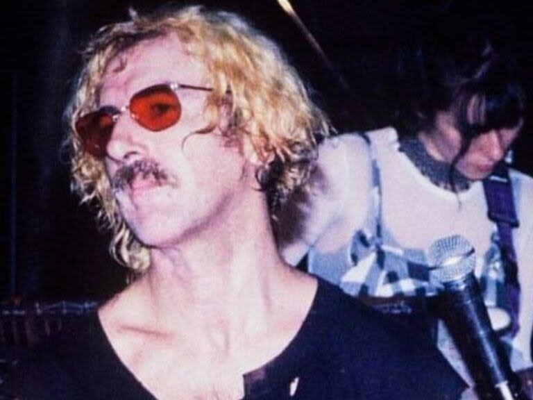 Charly García el 5 de mayo de 1994, en su homenaje a Kurt Cobain; atrás, la recordada María Gabriela Epumer