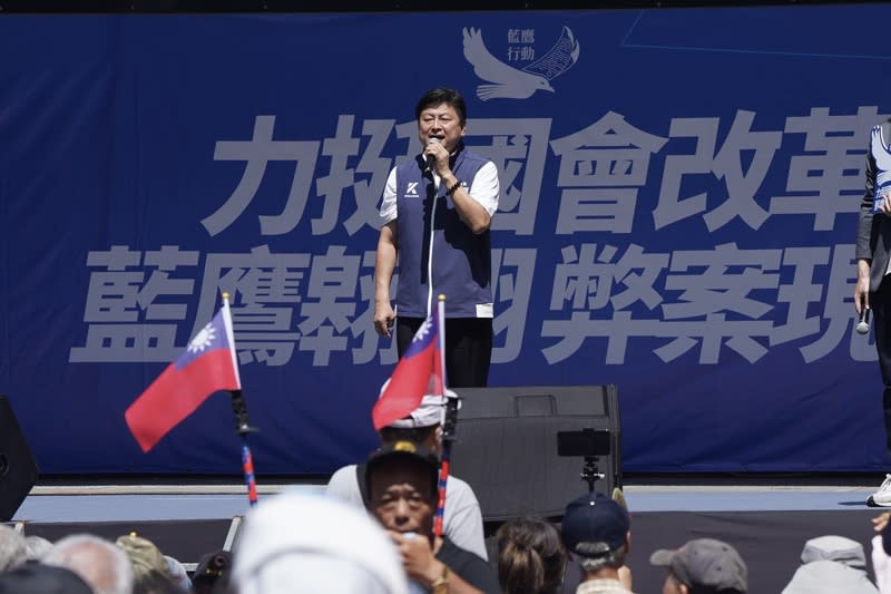 傅崐萁在立院外向藍鷹行動支持者喊話 立法院21日表決行政院對國會職權修法所提覆議案， 國民黨在立法院外舉辦「藍鷹行動」，號召群眾到場 聲援國會改革。圖為國民黨立法院黨團總召傅崐萁 （後）站上舞台向支持者喊話。 中央社記者徐肇昌攝  113年6月21日 