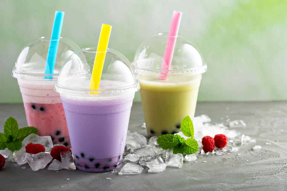 Bunt und süß: Das Trendgetränk aus Taiwan wird mit gesüßtem Grün- oder Schwarztee mit Milch und Fruchtsirup zubereitet. (Bild: Getty).