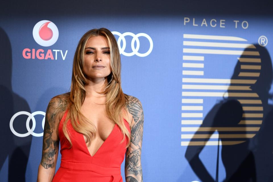 <p>Hot! Zur “Place to B”-Party von Bild im Szene-Lokal Borchardt kam Sophia Thomalla in – wie sie auf Instagram schrieb – “BILD-Rot”. Der extrem tiefe Ausschnitt des Spaghetti-Kleides war nicht der einzige Hingucker. </p>