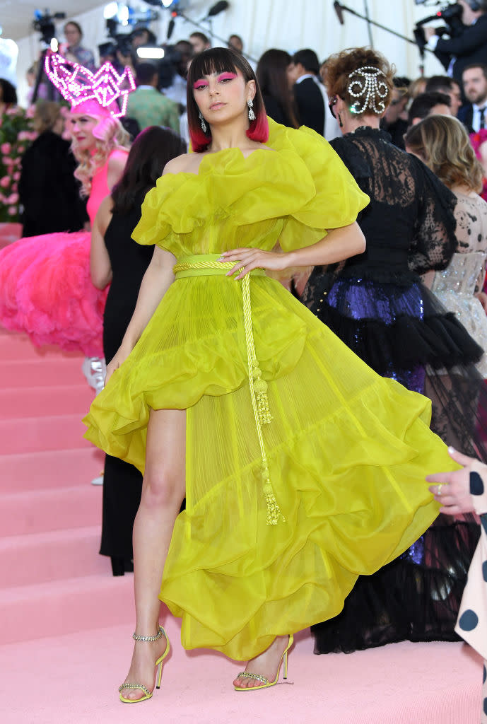 <p>La chanteuse britannique Charli XCX avait également opté pour le jaune-vert, avec un make-up des yeux qui correspond à la couleur de son tie and dye. (crédit Getty) </p>