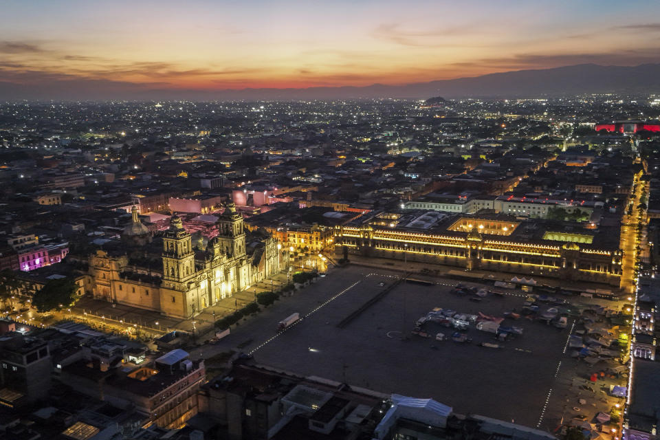 La Catedral está iluminada mientras amanece antes de la apertura de las urnas para las elecciones generales en la Ciudad de México, el domingo 2 de junio de 2024. (AP Foto/Matías Delacroix)