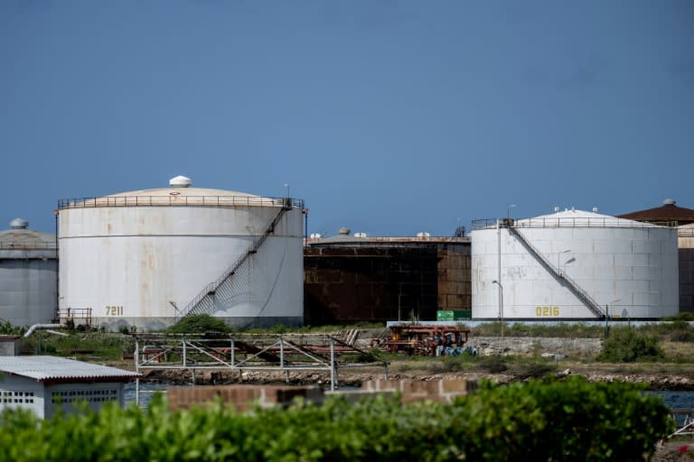 Unos tanques de almacenamiento de la refinería de petróleo de Korsou, ubicada en Willemstad, Curaçao, en una imagen del 13 de marzo de 2024 (Federico Parra)