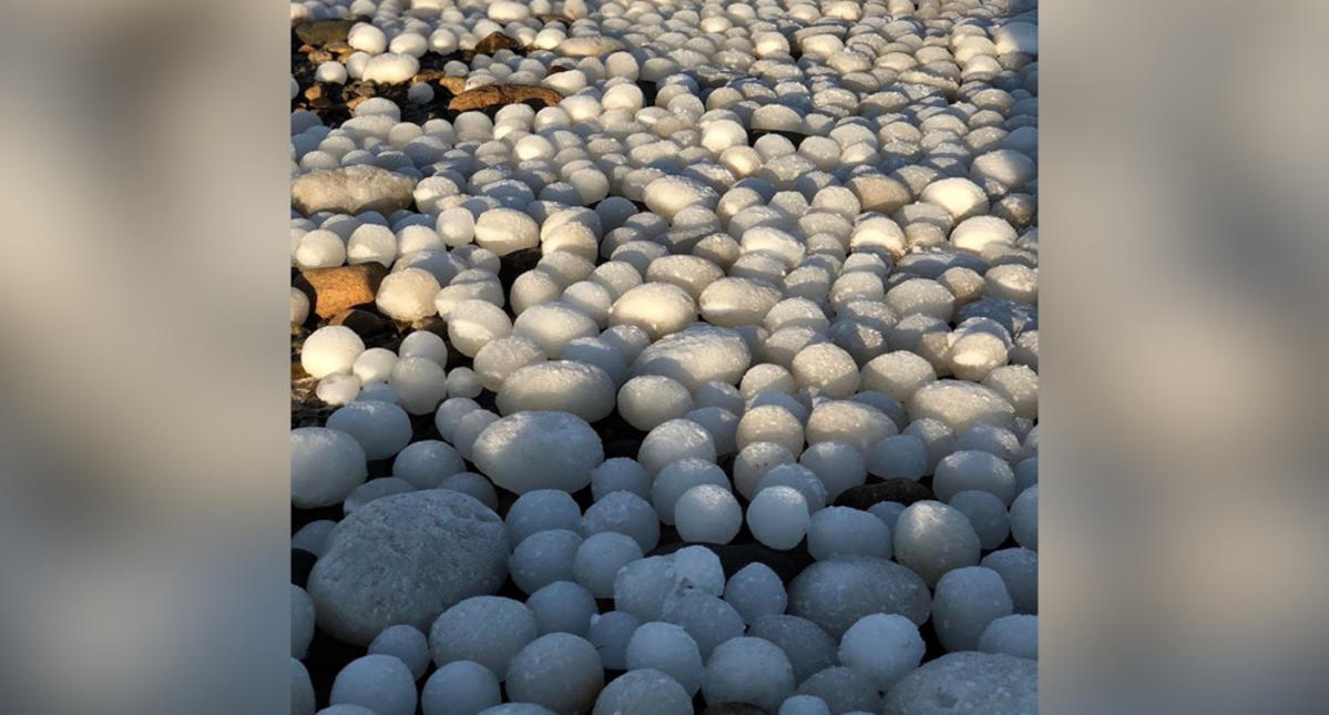 La curiosa aparición de bolas de nieve gigantes en una playa rusa - BBC  News Mundo