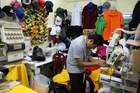 Un trabajador en un puesto del clúster textil de Gamarra en el distrito limeño de La Victoria, abr 24, 2017. Perú está ampliando su abanico de exportaciones con productos agropecuarios para reducir su dependencia de los minerales, pero aún está lejos de diversificar su economía dependiente de materias primas, una tarea de largo aliento porque requiere más inversión en infraestructura y fortalecer la industria. REUTERS/Mariana Bazo