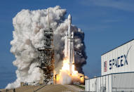 <p>Die „Falcon Heavy“-Rakete startet ihren Jungfernflug am US-Weltraumbahnhof Cape Canaveral. Die Rakete von Elon Musks Privatfirma SpaceX ist aktuell die stärkste der Welt.<br> (Bild: AP Photo) </p>