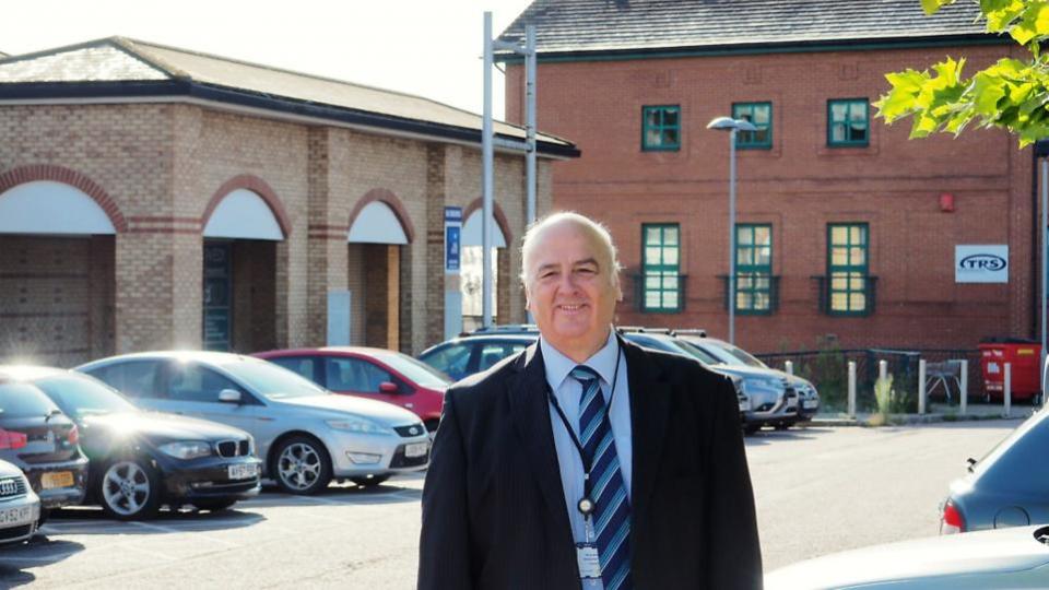 East Anglian Daily Times: El líder del consejo del distrito de Mid Suffolk, Nick Gowrley, fuera de la antigua tienda Aldi en Stowmarket que el consejo ha comprado Imagen: MID SUFFOLK DISTRICT CONSEJO