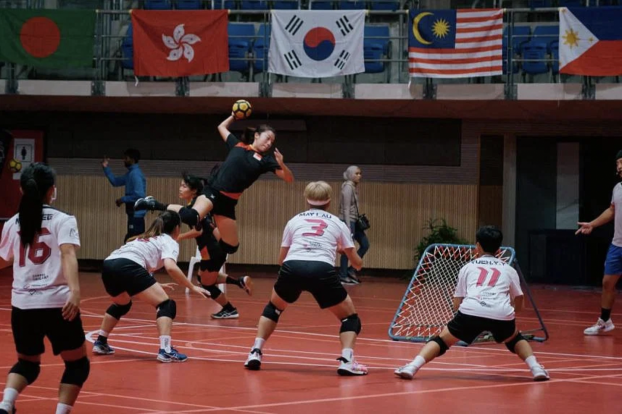 Singapore's Liaw Li Qing about to serve a goal in the air at the 2022 Asia Pacific Tchoukball Championships