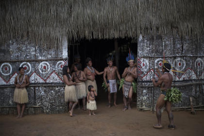 Los pueblos indígenas aún valoran al más alto grado la vida en comunidad (AP Foto/Felipe Dana)