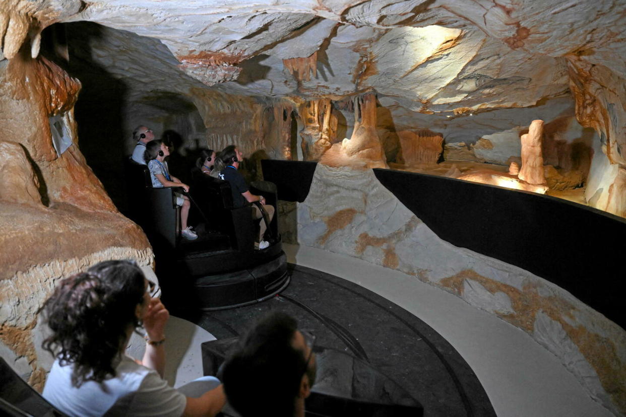 Depuis l'ouverture de la réplique de la grotte Cosquer à Marseille, en juin 2022, un million de visiteurs ont découvert ses fresques préhistoriques ménacées par la montée des eaux.  - Credit:NICOLAS TUCAT / AFP