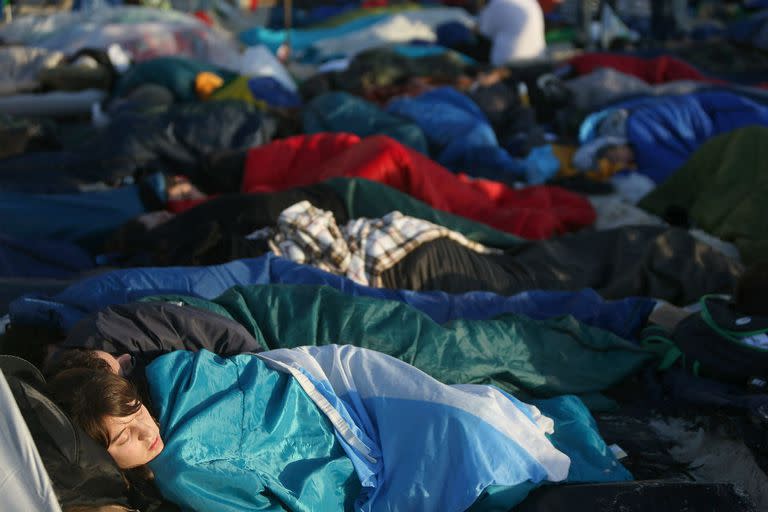 Miles de jóvenes pernoctaron en la playa en espera a la misa