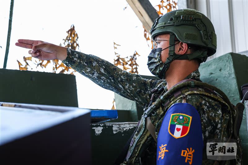 面對中國無人機侵擾，金防部各據點官兵演練併用干擾槍信號干擾及控制、7.62mm口徑以下武器防衛射擊及信號彈示警等手段。（圖／軍聞社提供)