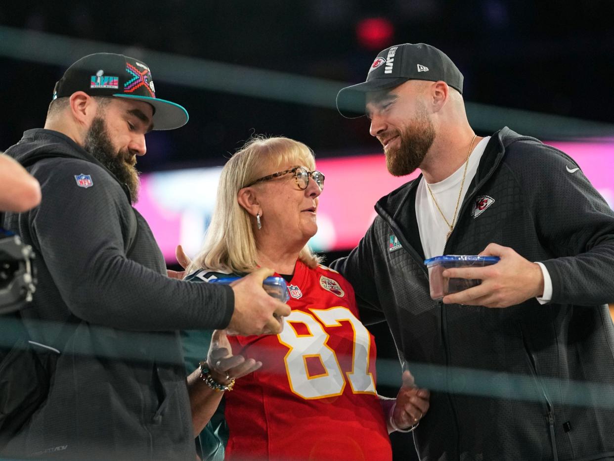 Jason, Donna, and Travis Kelce.