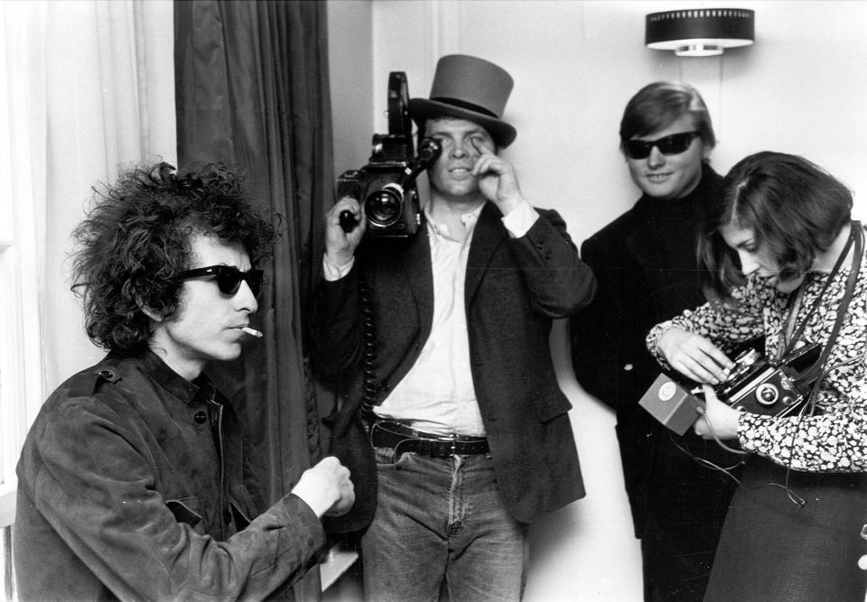 Pennebaker, holding a camera and wearing a top hat, with Bob Dylan. (Photo: Michael Ochs Archives via Getty Images)