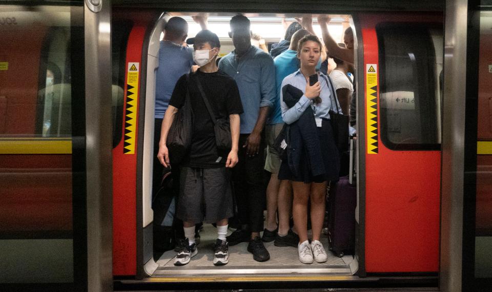 Commuters on the Jubilee line this morning before 7am (Nick Edwards)