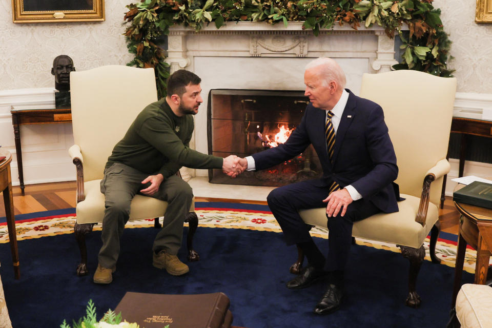 U.S. President Joe Biden shakes hands with Ukraine's President Volodymyr Zelenskiy during a meeting in the Oval Office at the White House in Washington, U.S., December 21, 2022. REUTERS/Leah Millis