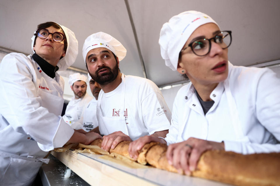 Ein Team von französischen Bäcker*innen backt das längste Baguette der Welt