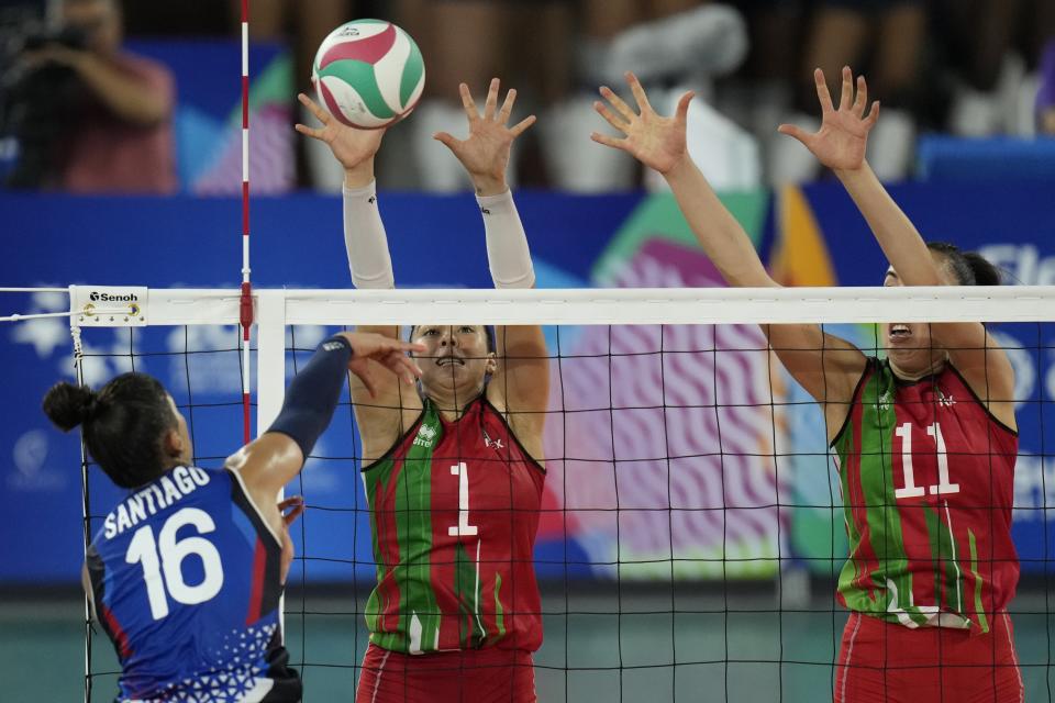 Las mexicanas Paola Santiago (derecha) e Ivone Martínez disputan un encuentro de voleibol en los Juegos Centroamericanos y del Caribe, el martes 4 de julio de 2023 (AP Foto/Arnulfo Franco)