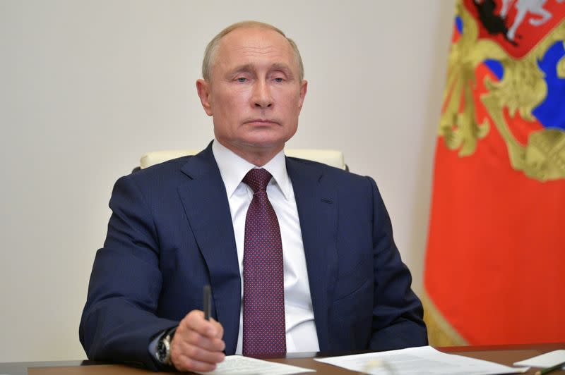 Imagen de archivo del presidente de Rusia, Vladimir Putin, participando de una videoconferencia en las afueras de Moscú