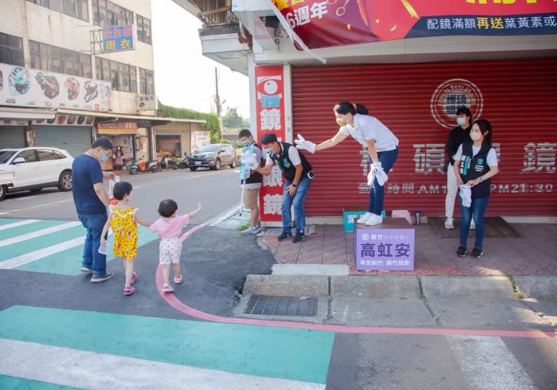 高虹安在路口與選民互動。取自高虹安臉書