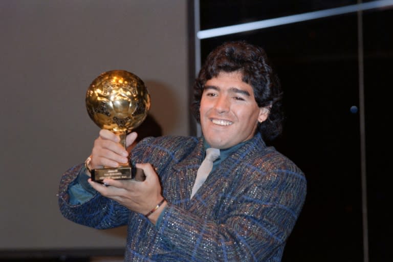 El futbolista argentino Diego Maradona posa con el Balón de Oro el 13 de noviembre de 1986 en París (Pascal George)