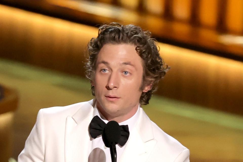 Jeremy Allen White accepting the award for Best Actor in a Comedy (Getty)