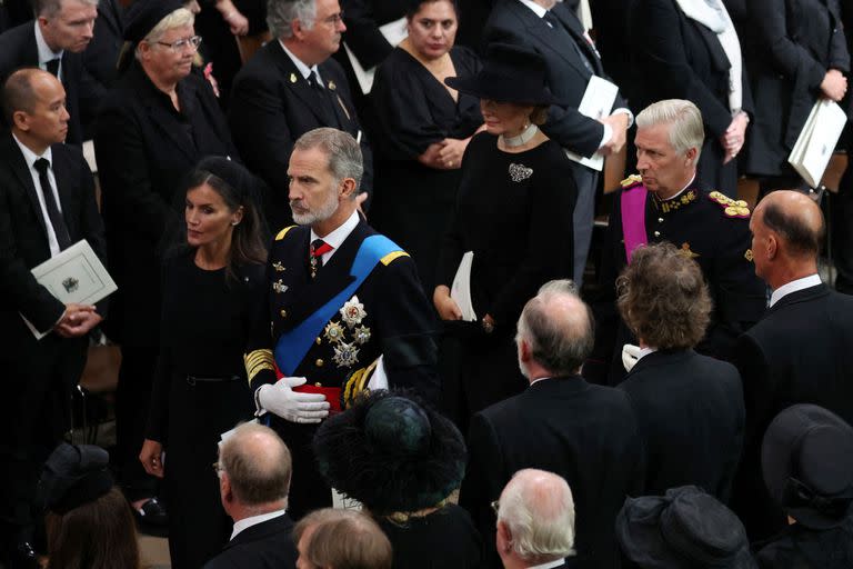 Los Reyes de España, Felipe y Letizia, caminan detrás del féretro de la Reina Isabel II mientras salen de la Abadía de Westminster durante su funeral en el centro de Londres el 19 de septiembre de 2022.