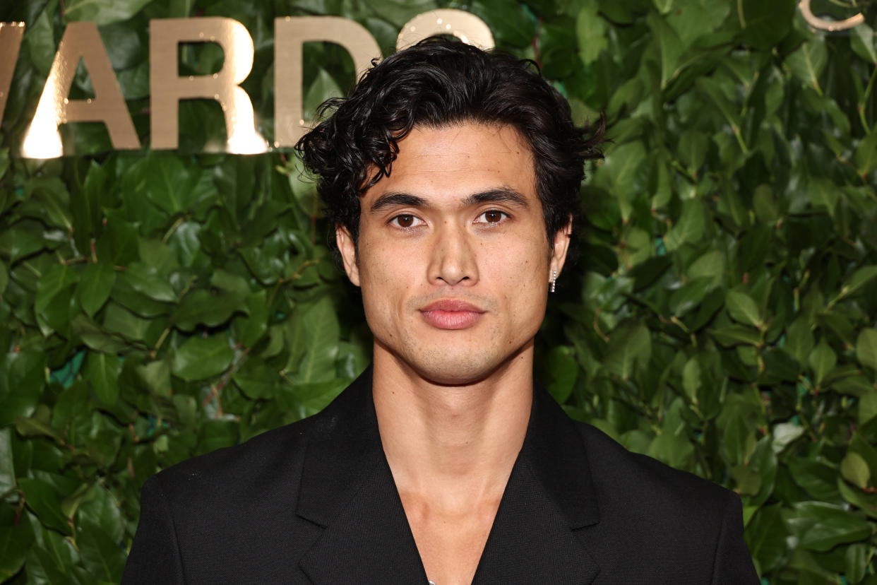 Charles Melton da la sorpresa en la carrera hacia los Óscar ganándole a Ryan Gosling en la primer ceremonia de la temporada de premios. (Foto de Jamie McCarthy/Getty Images)