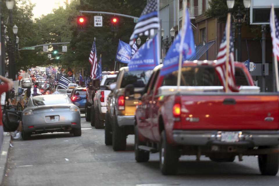 Una caravana de partidarios del presidente Donald Trump recorre el centro de Portland, Oregon, el sábado 29 de agosto de 2020. (Dave Killen/The Oregonian vía AP)