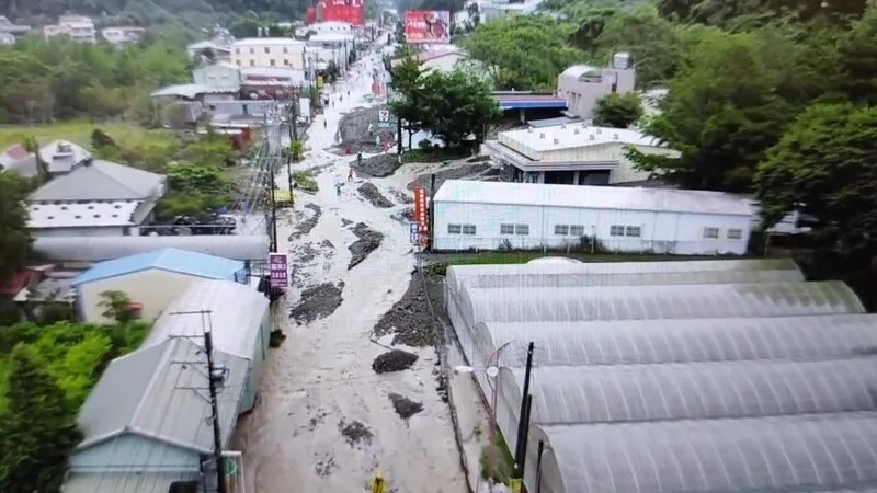 南投縣仁愛鄉大雨不斷，清境、廬山、南豐村等各處受創嚴重，台14線南豐村路段遍布土石。（中央社／民眾提供）