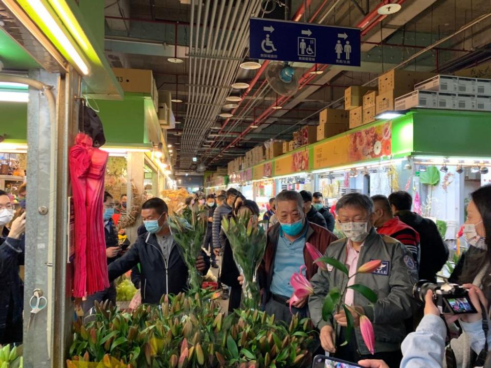 台北花市六日上午舉辦全國第一條完整花卉冷鏈供應體系記者會，柯文哲昨天上午特別來到台北花市出席記者會，並在會後走訪花市內攤商，看看節前花市的交易狀況。（記者吳靈芬攝）