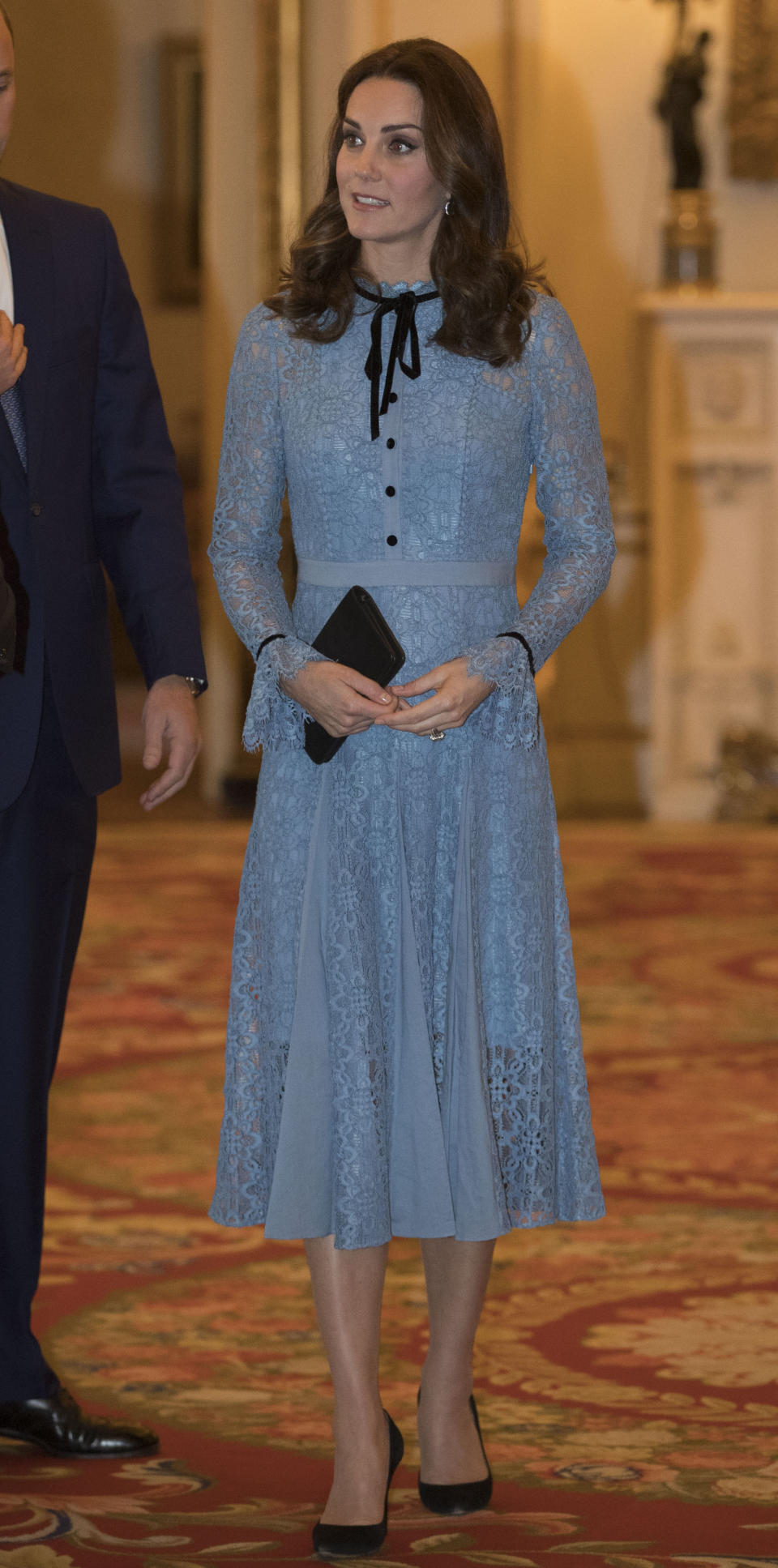 <p>Auch bei ihrer dritten Schwangerschaft beweist Herzogin Kate, dass sie ein Händchen für aktuelle Trends hat. Romantische Kleider mit Rüschen und Schleifen-Details sind ein Must-Have für den Herbst. (Bild: Rex Features) </p>