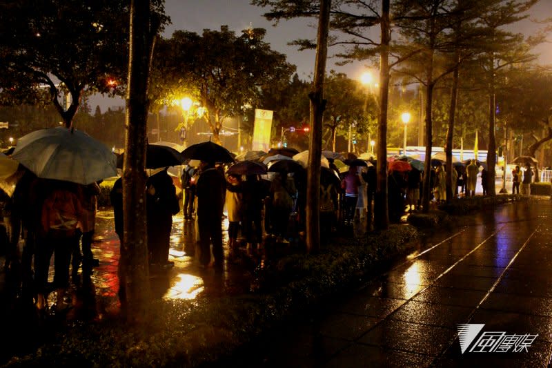 10日是西藏抗暴58周年，晚間的寒風冷雨中，西藏台灣人權連線發起「310西藏抗暴 夜行一起挺圖博」活動，民眾於雨中夜行。（方炳超攝）